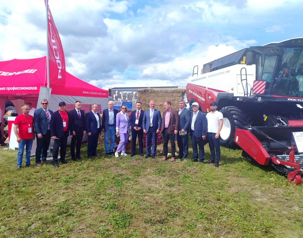 Техника Ростсельмаш на Тюменском дне поля